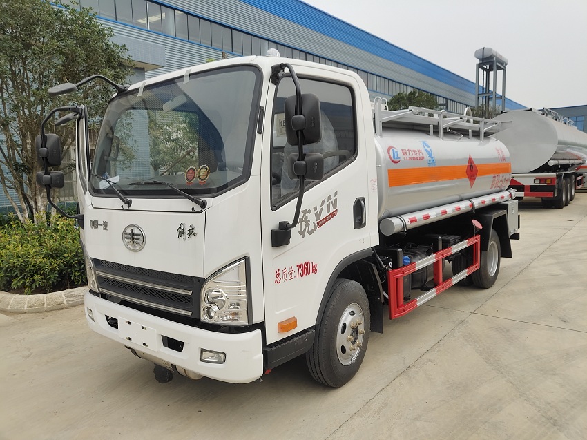 解放虎V5噸油罐車(chē)前側(cè)圖片